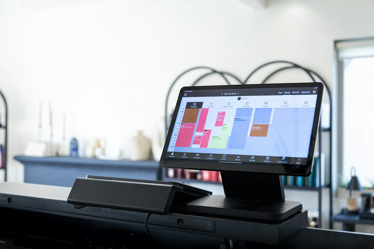 Tableta digital mostrando un calendario semanal de citas de negocios.